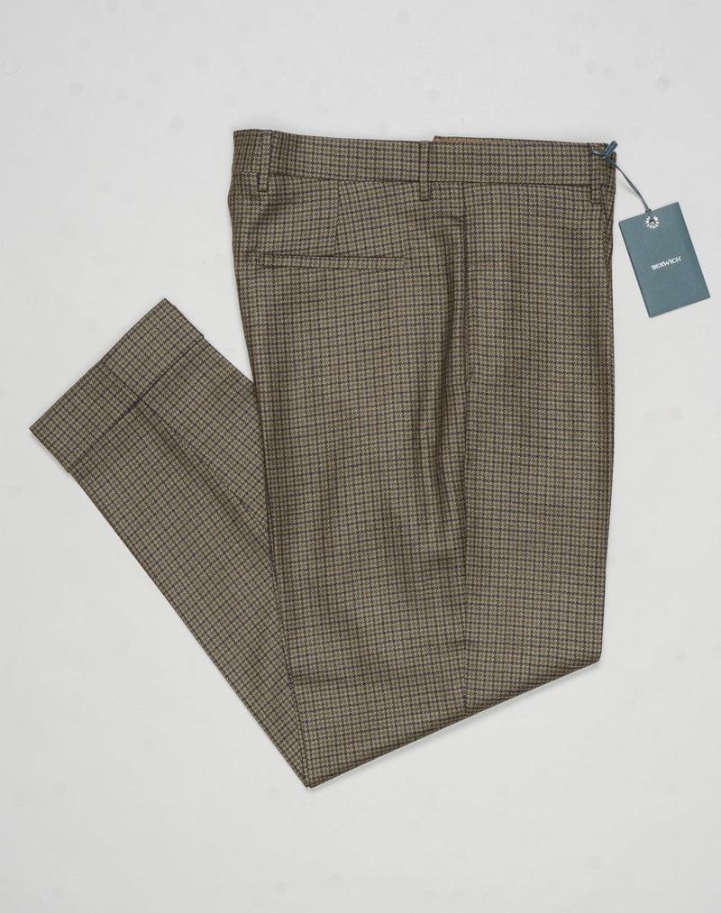 Model: Chiaia long
Single pleat
Front pockets: seam
Back pockets: welted
Hemming: 5cm turn ups
Article: ca2034
Color: Army
Composition: 100% Virgin wool natural stretch
Made in Martina Franca, Italy Berwich Puppytooth Trousers / Army