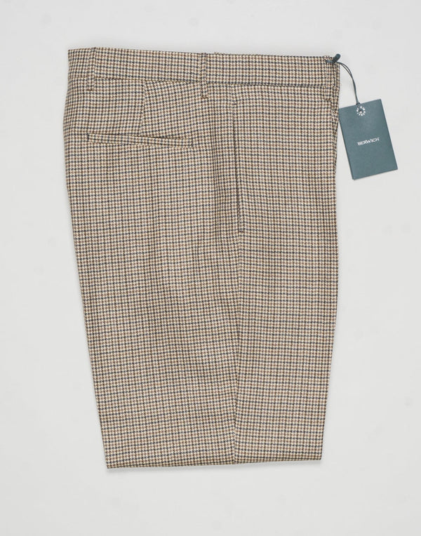 Model: Chiaia long
Single pleat
Front pockets: seam
Back pockets: welted
Hemming: 5cm turn ups
Article: ca2034
Color: Brown
Composition: 100% Virgin wool natural stretch
Made in Martina Franca, Italy Berwich Puppytooth Trousers / Beige