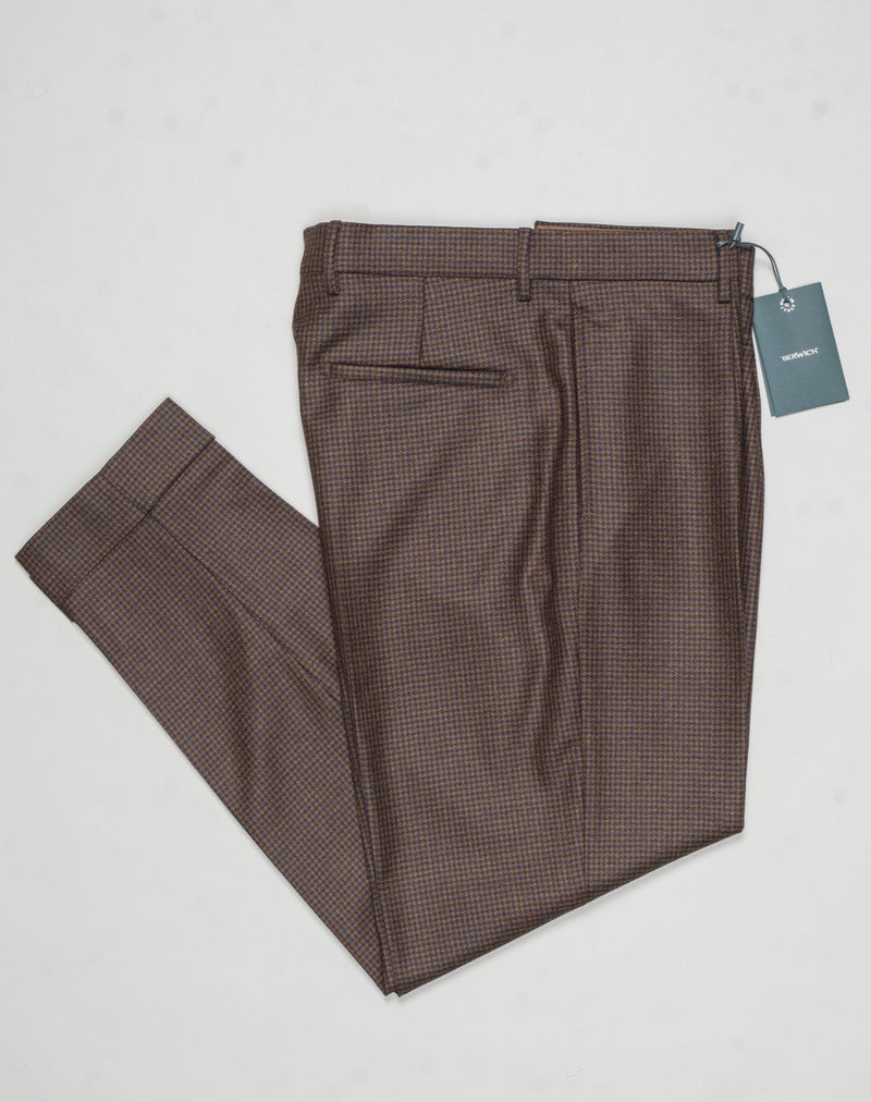 Model: Chiaia long
Single pleat
Front pockets: seam
Back pockets: welted
Hemming: 5cm turn ups
Article: ca2034
Color: Brown
Composition: 100% Virgin wool natural stretch
Made in Martina Franca, Italy Berwich Puppytooth Trousers / Brown