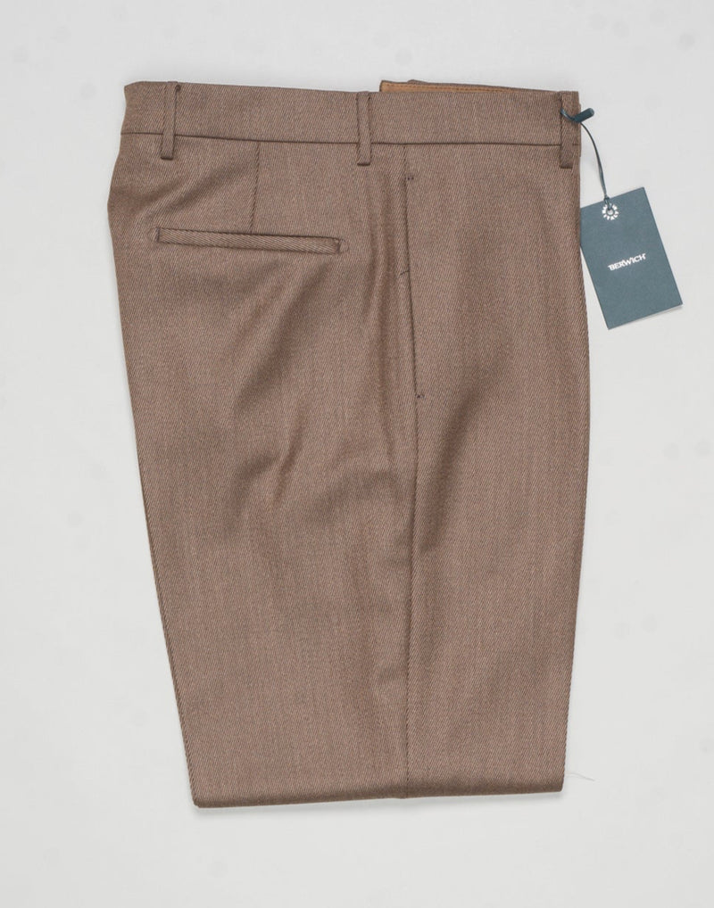 Model: Chiaia long
Single pleat
Front pockets: seam
Back pockets: welted
Hemming: 5cm turn ups
Article: ca1986
Color: Greige
Composition: 100% Virgin wool natural stretch
Made in Martina Franca, Italy Berwich Covert Wool Trousers / Greige