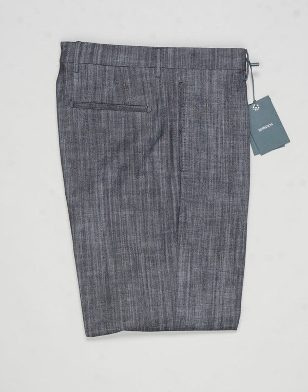 Model: Chiaia long
Single pleat
Front pockets: seam
Back pockets: welted
Hemming: 5cm turn ups
Article: UBULL01
Color: Black / Denim look
Composition: 70% Cotton 27% Polyester 3% Elastan&nbsp;
Made in Martina Franca, Italy Berwich Bull Cotton Trousers / Black