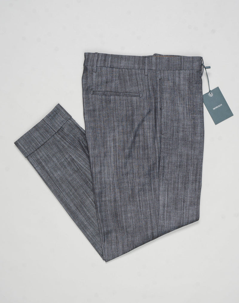 Model: Chiaia long
Single pleat
Front pockets: seam
Back pockets: welted
Hemming: 5cm turn ups
Article: UBULL01
Color: Black / Denim look
Composition: 70% Cotton 27% Polyester 3% Elastan&nbsp;
Made in Martina Franca, Italy Berwich Bull Cotton Trousers / Black