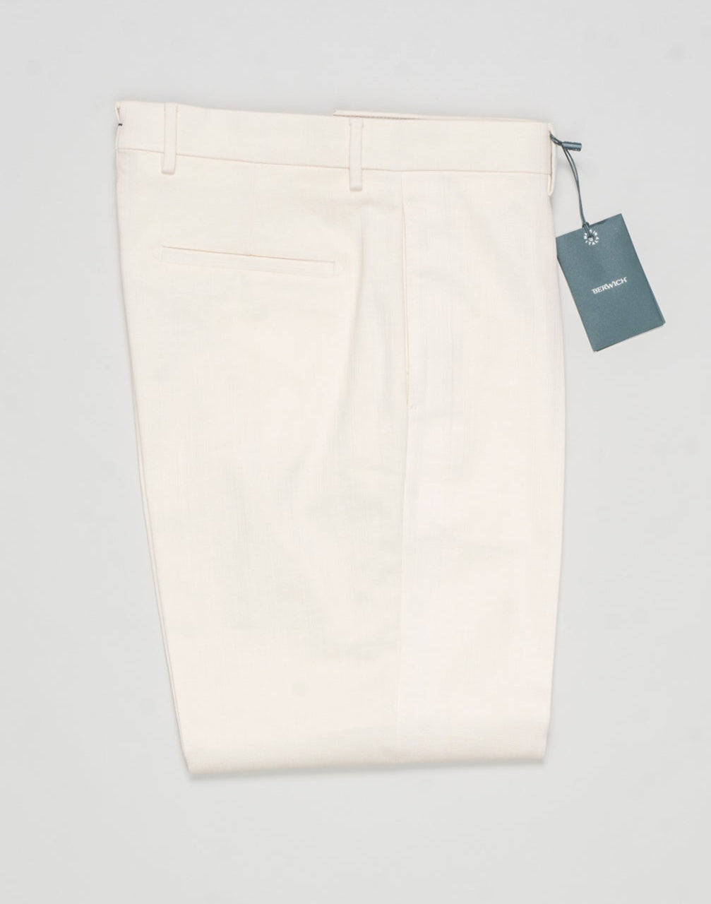 Model: Chiaia long
Single pleat
Front pockets: seam
Back pockets: welted
Hemming: 5cm turn ups
Article: UBULL01
Color: Ecru / Denim look
Composition: 70% Cotton 27% Polyester 3% Elastan
Made in Martina Franca, Italy Berwich Bull Cotton Trousers / Ecru