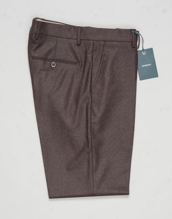 Model: Sauma20
Flat front
Front pockets: slanted
Back pockets: with button
Belt loops
3,5cm turn ups
Article: vb1504
Color: Brown
Composition: 100% virgin wool natural stretch
Made in Martina Franca, Italy Berwich VBC Flannel Trousers / Brown