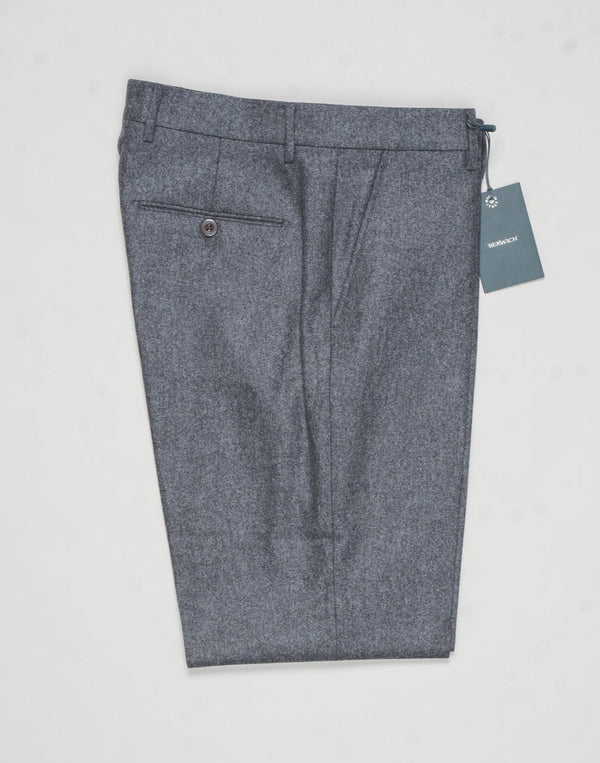 Model: Sauma20
Flat front
Front pockets: slanted
Back pockets: with button
Belt loops
3,5cm turn ups
Article: vb1504
Color: Grey(dk)
Composition: 100% virgin wool natural stretch
Made in Martina Franca, Italy Berwich VBC Flannel Trousers / Grey
