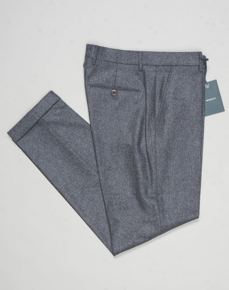 Model: Sauma20
Flat front
Front pockets: slanted
Back pockets: with button
Belt loops
3,5cm turn ups
Article: vb1504
Color: Grey(dk)
Composition: 100% virgin wool natural stretch
Made in Martina Franca, Italy Berwich VBC Flannel Trousers / Grey