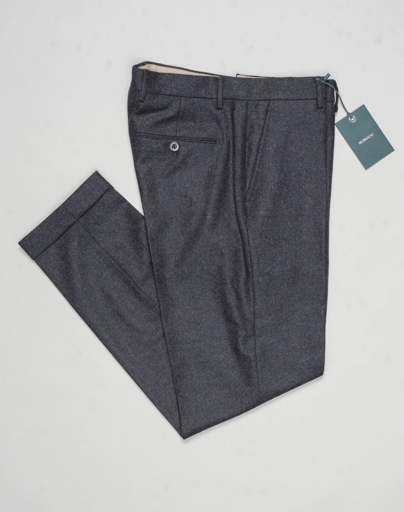 Model: Sauma20
Flat front
Front pockets: slanted
Back pockets: with button
Belt loops
3,5cm turn ups
Article: vb1504
Color: Antracite
Composition: 100% virgin wool natural stretch
Made in Martina Franca, Italy Berwich VBC Flannel Trousers / Antracite
