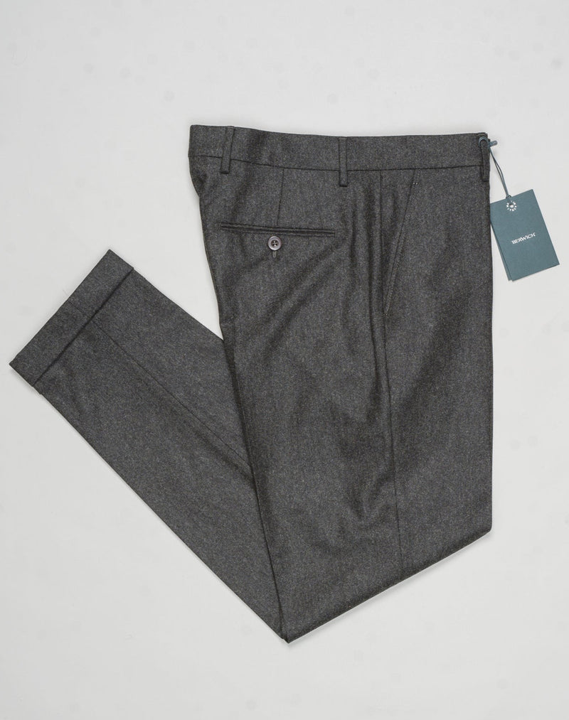 Model: Sauma20
Flat front
Front pockets: slanted
Back pockets: with button
Belt loops
3,5cm turn ups
Article: vb1504
Color: Army
Composition: 100% virgin wool natural stretch
Made in Martina Franca, Italy Berwich VBC Flannel Trousers / Army