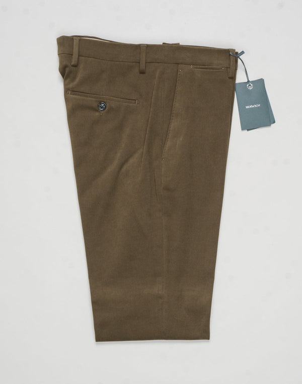 Composition: 98% Cotton 2% Elastan
Color: Army
Model: vulcano23
Flat front
Front pockets: seam
Back pockets: welted
Hemming: unfinished
Article: ts1620x
Made in Martina Franca, Italy Berwich Cotton Chinos / Army