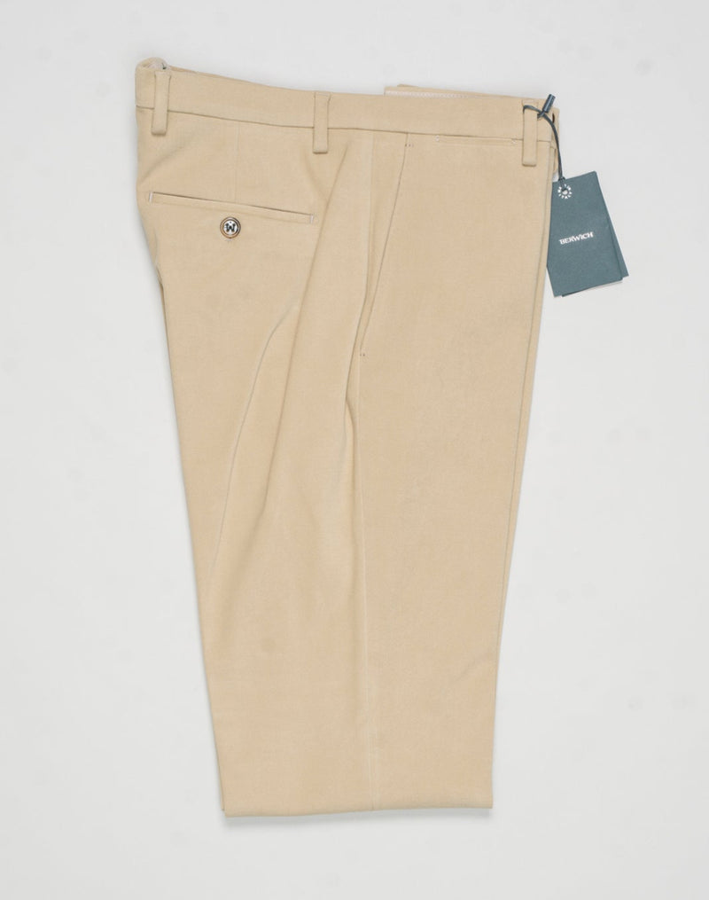 omposition: 98% Cotton 2% Elastan
Color: Beige
Model: vulcano23
Flat front
Front pockets: seam
Back pockets: welted
Hemming: unfinished
Article: ts1620x
Made in Martina Franca, Italy Berwich Cotton Chinos / Beige