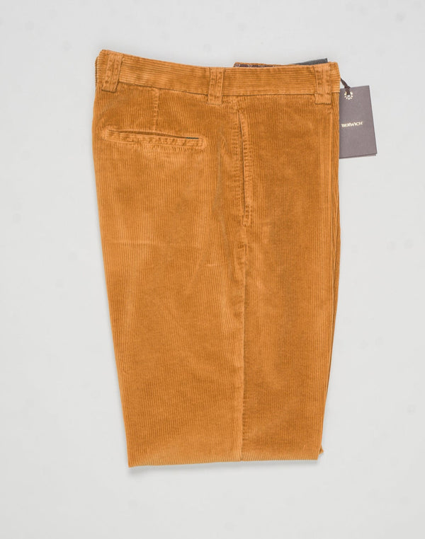 Garment dyed
Model: Chiaia long
Single pleat
Front pockets: seam
Back pockets: welted
Hemming: 5cm turn ups
Article: dv0500x
Color: Bronzo
Composition: 98% Cotton 2% Elastan
Made in Martina Franca, Italy Berwich Garment Dyed Corduroy Trousers / Bronzo