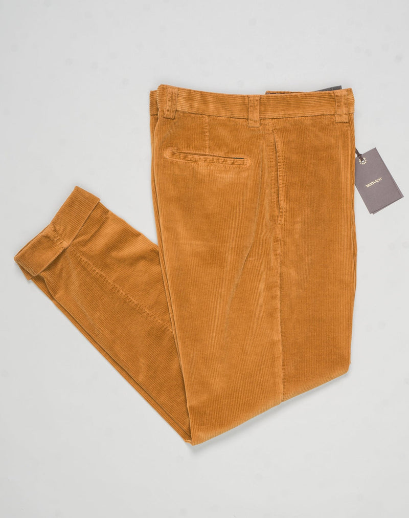 Garment dyed
Model: Chiaia long
Single pleat
Front pockets: seam
Back pockets: welted
Hemming: 5cm turn ups
Article: dv0500x
Color: Bronzo
Composition: 98% Cotton 2% Elastan
Made in Martina Franca, Italy Berwich Garment Dyed Corduroy Trousers / Bronzo