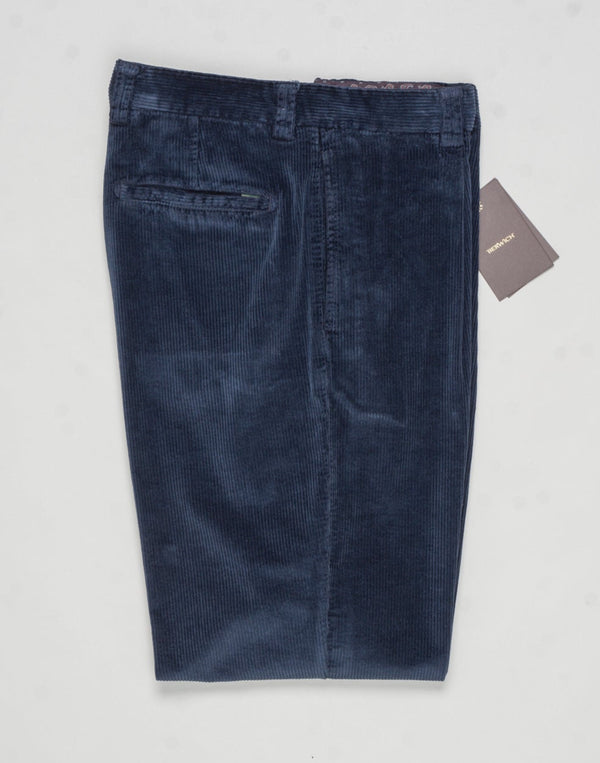 Garment dyed
Model: Chiaia long
Single pleat
Front pockets: seam
Back pockets: welted
Hemming: 5cm turn ups
Article: dv0500x
Color: Navy
Composition: 98% Cotton 2% Elastan
Made in Martina Franca, Italy Berwich Garment Dyed Corduroy Trousers / Navy
