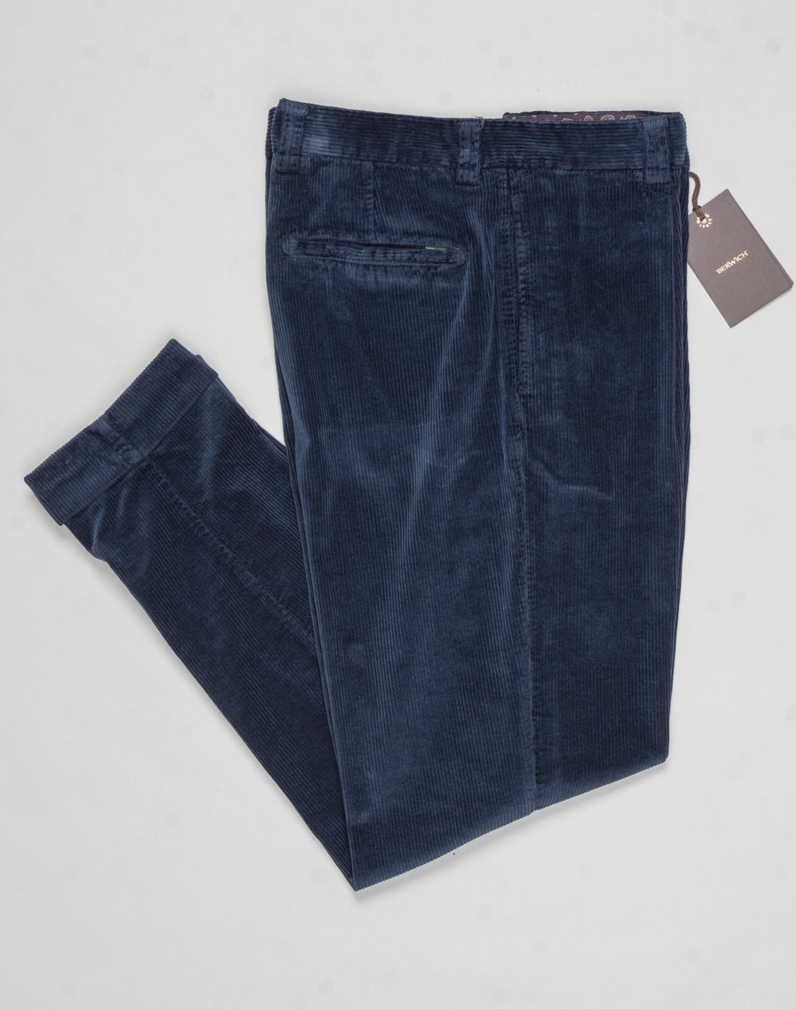 Garment dyed
Model: Chiaia long
Single pleat
Front pockets: seam
Back pockets: welted
Hemming: 5cm turn ups
Article: dv0500x
Color: Navy
Composition: 98% Cotton 2% Elastan
Made in Martina Franca, Italy Berwich Garment Dyed Corduroy Trousers / Navy