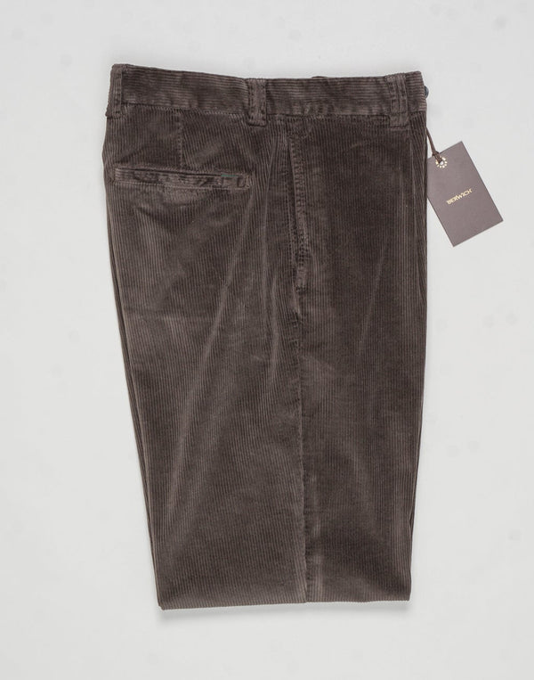 Garment dyed
Model: Chiaia long
Single pleat
Front pockets: seam
Back pockets: welted
Hemming: 5cm turn ups
Article: dv0500x
Color: Moro
Composition: 98% Cotton 2% Elastan
Made in Martina Franca, Italy Berwich Garment Dyed Corduroy Trousers / Moro