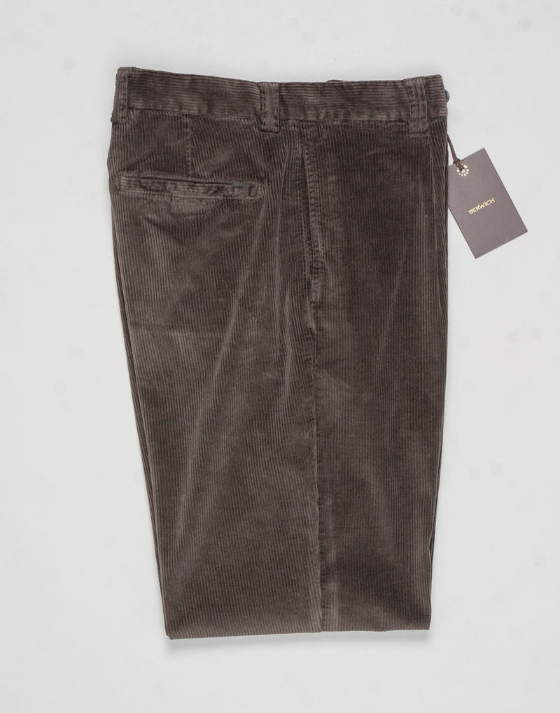 Garment dyed
Model: Chiaia long
Single pleat
Front pockets: seam
Back pockets: welted
Hemming: 5cm turn ups
Article: dv0500x
Color: Moro
Composition: 98% Cotton 2% Elastan
Made in Martina Franca, Italy Berwich Garment Dyed Corduroy Trousers / Moro