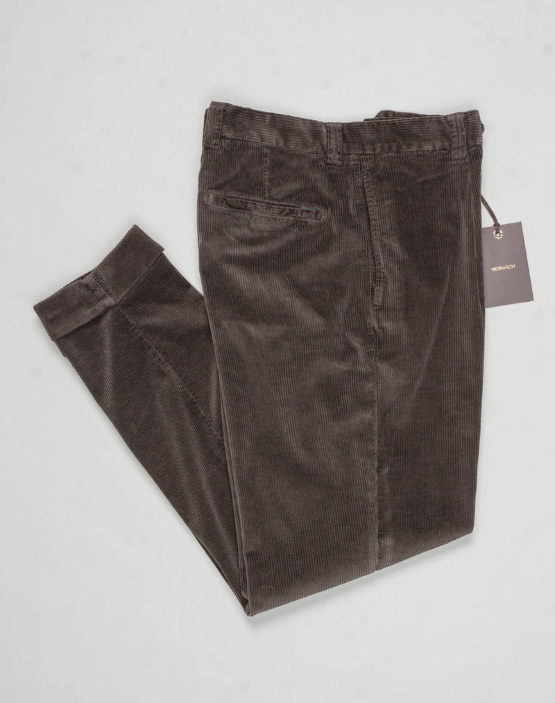 Garment dyed
Model: Chiaia long
Single pleat
Front pockets: seam
Back pockets: welted
Hemming: 5cm turn ups
Article: dv0500x
Color: Moro
Composition: 98% Cotton 2% Elastan
Made in Martina Franca, Italy Berwich Garment Dyed Corduroy Trousers / Moro