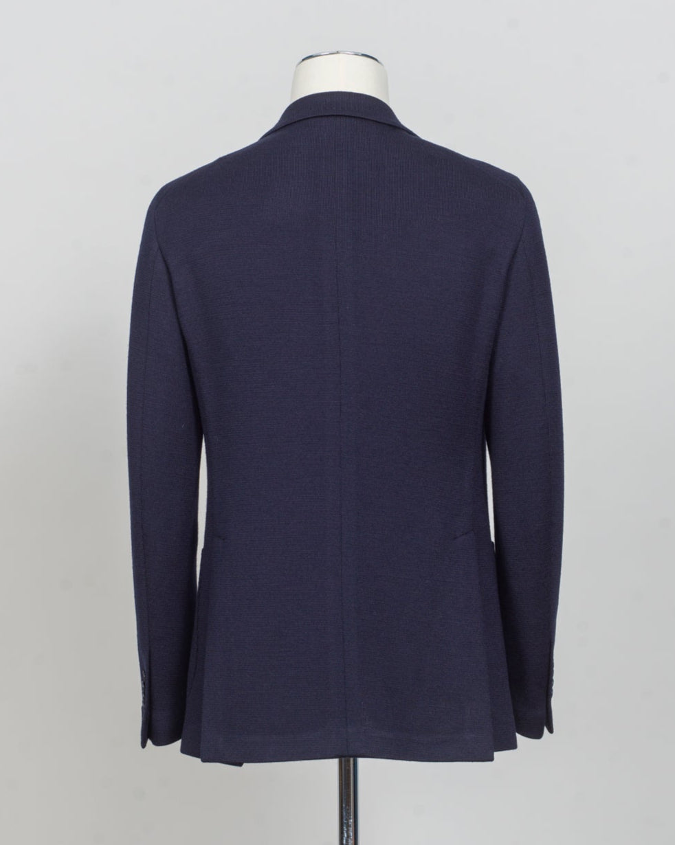 Model: Montecarlo 1SHJ22K (1.5cm longer)
Notch lapel
Single Breasted, 2 buttons
Side vents&nbsp;
Art 340209
Col B3459 / Navy
Composition: 40%pl 30%lana 30% acrilica
Fabric weight: 420g
Made in Martina Franca, Italy