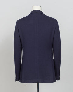 Model: Montecarlo 1SHJ22K (1.5cm longer)
Notch lapel
Single Breasted, 2 buttons
Side vents&nbsp;
Art 340209
Col B3459 / Navy
Composition: 40%pl 30%lana 30% acrilica
Fabric weight: 420g
Made in Martina Franca, Italy