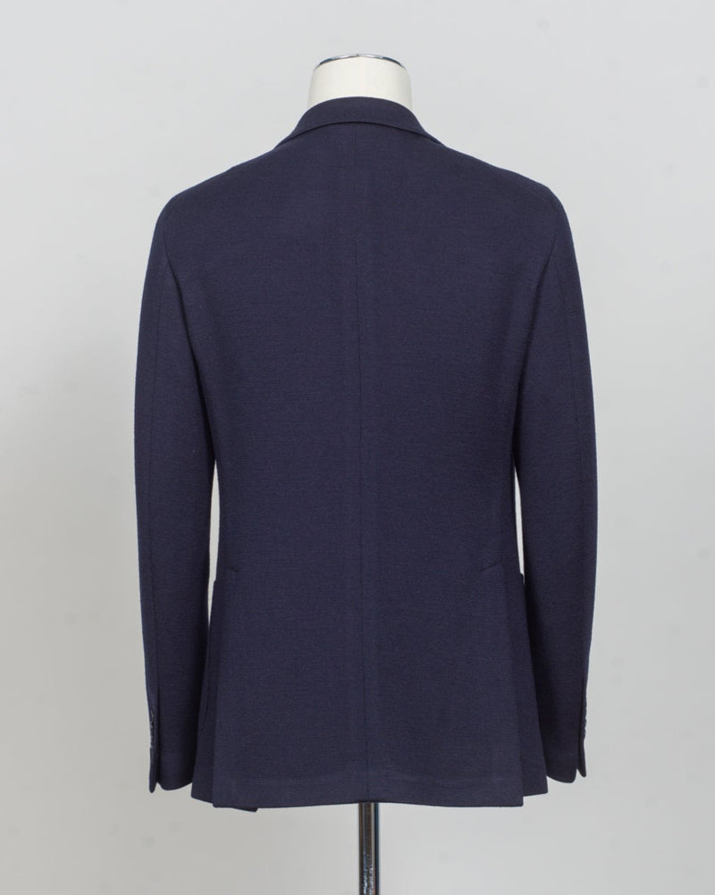 Model: Montecarlo 1SHJ22K (1.5cm longer)
Notch lapel
Single Breasted, 2 buttons
Side vents&nbsp;
Art 340209
Col B3459 / Navy
Composition: 40%pl 30%lana 30% acrilica
Fabric weight: 420g
Made in Martina Franca, Italy