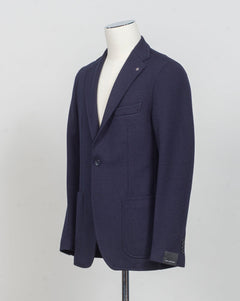 Model: Montecarlo 1SHJ22K (1.5cm longer)
Notch lapel
Single Breasted, 2 buttons
Side vents&nbsp;
Art 340209
Col B3459 / Navy
Composition: 40%pl 30%lana 30% acrilica
Fabric weight: 420g
Made in Martina Franca, Italy