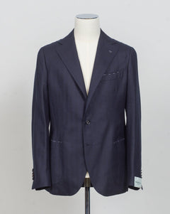 Modello: Sorrento
Hand finished&nbsp;
Unconstructed&nbsp;
Half lined
Composition: 100% Virgin Wool Flannel
Tone on tone herringbone&nbsp;
Article: G20953
Col 1022 / Navy
Made in Napoli, Italy