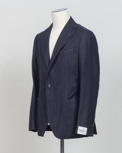 Modello: Sorrento
Hand finished&nbsp;
Unconstructed&nbsp;
Half lined
Composition: 100% Virgin Wool Flannel
Tone on tone herringbone&nbsp;
Article: G20953
Col 1022 / Navy
Made in Napoli, Italy