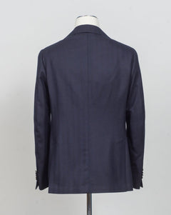 Modello: Sorrento
Hand finished&nbsp;
Unconstructed&nbsp;
Half lined
Composition: 100% Virgin Wool Flannel
Tone on tone herringbone&nbsp;
Article: G20953
Col 1022 / Navy
Made in Napoli, Italy