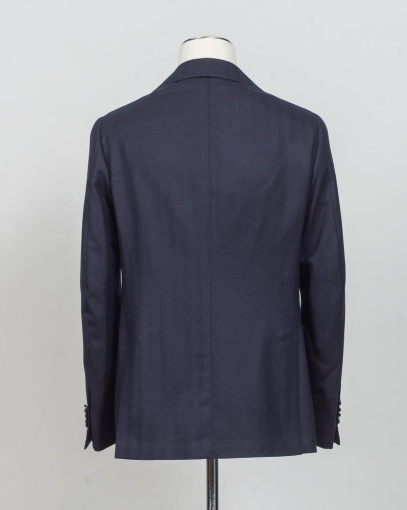 Modello: Sorrento
Hand finished&nbsp;
Unconstructed&nbsp;
Half lined
Composition: 100% Virgin Wool Flannel
Tone on tone herringbone&nbsp;
Article: G20953
Col 1022 / Navy
Made in Napoli, Italy