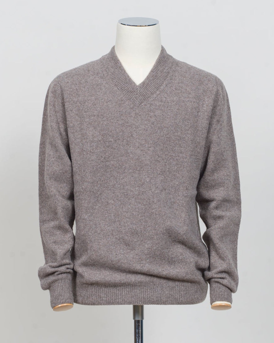 Product code: MJUM8294-BRGC

Made in Scotland
100% Super Geelong Lambswool
Cool hand wash
Do not tumble dry
Dry cleanable Sunspel Lambswool V-Neck Jumper / 