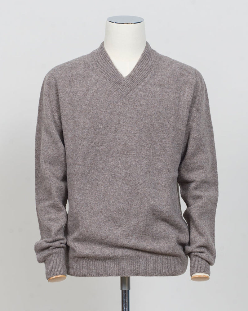  Product code: MJUM8294-BRGC

Made in Scotland
100% Super Geelong Lambswool
Cool hand wash
Do not tumble dry
Dry cleanable Sunspel Lambswool V-Neck Jumper / 