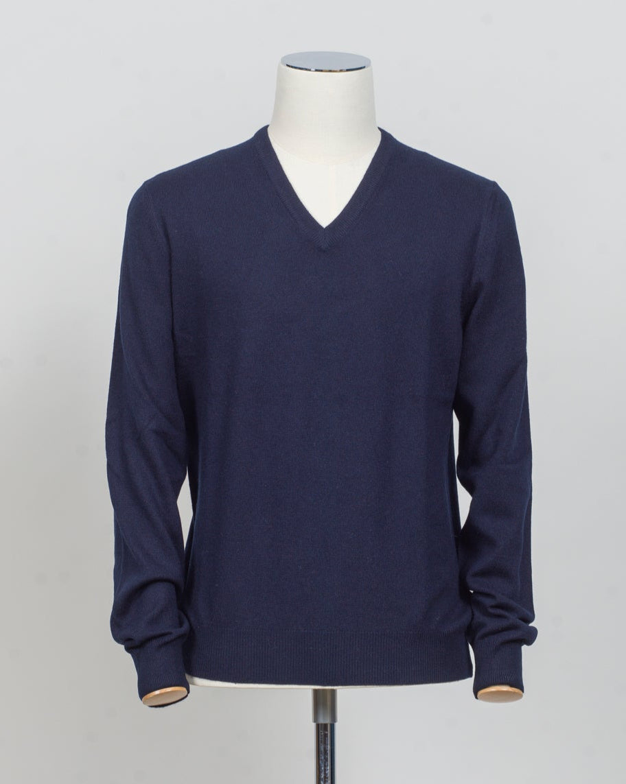 Art. 55115 19690
Col 598 Navy
Composition: 80%wv, 10% Ws, 10%Vi
Made in Italy Gran Sasso Wool & Cashmere V-neck / Navy
