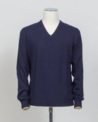 Art. 55115 19690
Col 598 Navy
Composition: 80%wv, 10% Ws, 10%Vi
Made in Italy Gran Sasso Wool & Cashmere V-neck / Navy