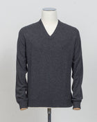 Art. 55115 19690
Col 098 Antracite
Composition: 80%wv, 10% Ws, 10%Vi
Made in Italy Gran Sasso Wool & Cashmere V-neck / Anthracite