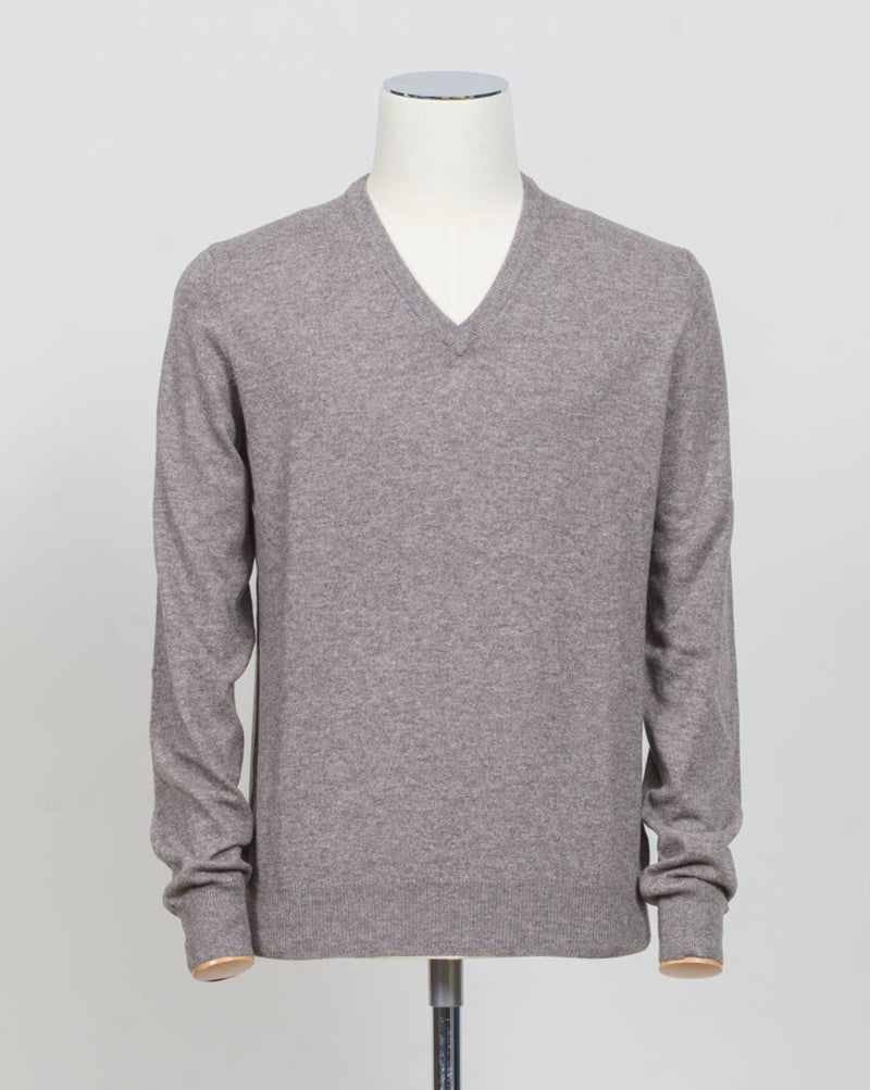 Art. 55115 19690
Col 039 Light beige
Composition: 80%wv, 10% Ws, 10%Vi
Made in Italy Gran Sasso Wool &amp; Cashmere V-neck / Light Beige