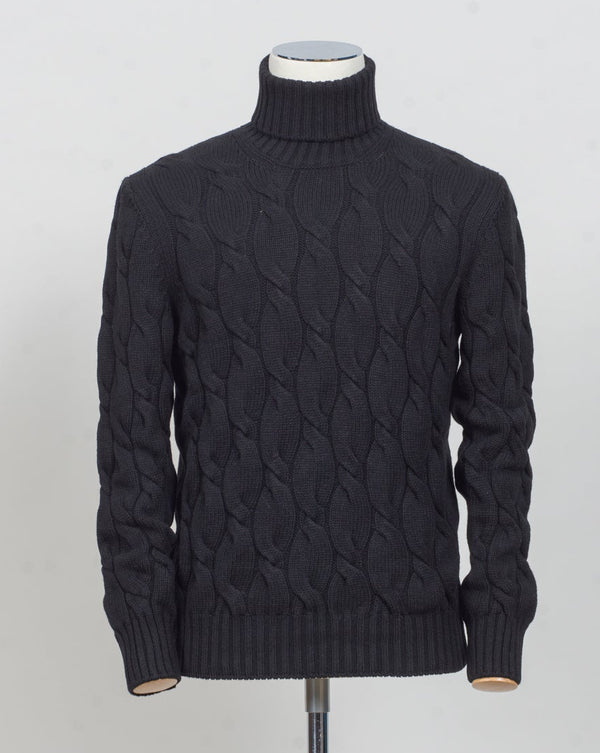 Gran Sasso Cable Roll neck&nbsp;
8 gauge
Art. 13115 19659
Col 099 Black
Composition 80% wv, 10% ws, 10%vi
Made in Italy Gran Sasso Cable Knit Rollneck / Black