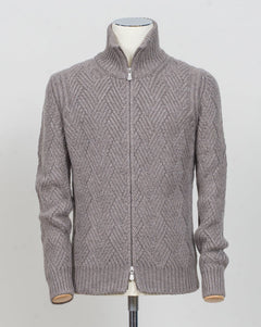 Art. 10155 15554
Col. 039 / Light Brown
Composition 100% ws
Made in Italy Gran Sasso Cashmere Basketweave Full-Zip Jacket / Light Brown
