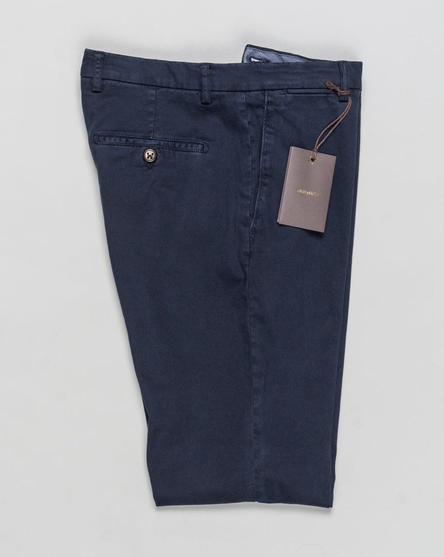 Model: vulcano23-GD
Flat front
Front pockets: slanted
Back pocket left: welt&nbsp; &nbsp;right: welt with button
Hemming: plain (chinos)
Article: xgab
Color: 665 / Navy
Composition: 98% Cotton 2% Elastan&nbsp;
Made in Martina Franca, Italy Berwich Garment Dyed Cotton Chinos / Navy
