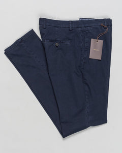 Model: vulcano23-GD
Flat front
Front pockets: slanted
Back pocket left: welt&nbsp; &nbsp;right: welt with button
Hemming: plain (chinos)
Article: xgab
Color: 665 / Navy
Composition: 98% Cotton 2% Elastan&nbsp;
Made in Martina Franca, Italy Berwich Garment Dyed Cotton Chinos / Navy