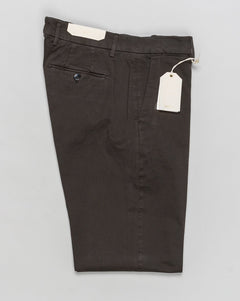 Article: 400008
Color: Moro / 00056
Composition: 97% Cotton 3% Elastan
Model: Soho
Flat front
Slanted side pockets
Beltloops
Beautiful color and broken in look and feel achieved by&nbsp;Garment dying&nbsp;process
Regular fit
1/2 hem 19.5 cm (Size 50)
Made in Naples, Italy Briglia Garment Dyed Soho Trousers / Moro