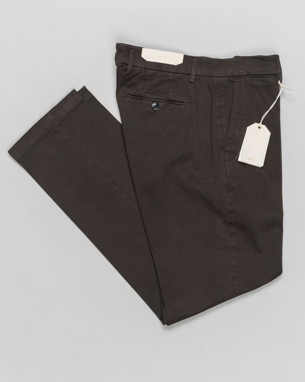 Article: 400008
Color: Moro / 00056
Composition: 97% Cotton 3% Elastan
Model: Soho
Flat front
Slanted side pockets
Beltloops
Beautiful color and broken in look and feel achieved by&nbsp;Garment dying&nbsp;process
Regular fit
1/2 hem 19.5 cm (Size 50)
Made in Naples, Italy Briglia Garment Dyed Soho Trousers / Moro