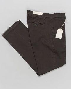 Article: 400008
Color: Moro / 00056
Composition: 97% Cotton 3% Elastan
Model: Soho
Flat front
Slanted side pockets
Beltloops
Beautiful color and broken in look and feel achieved by&nbsp;Garment dying&nbsp;process
Regular fit
1/2 hem 19.5 cm (Size 50)
Made in Naples, Italy Briglia Garment Dyed Soho Trousers / Moro