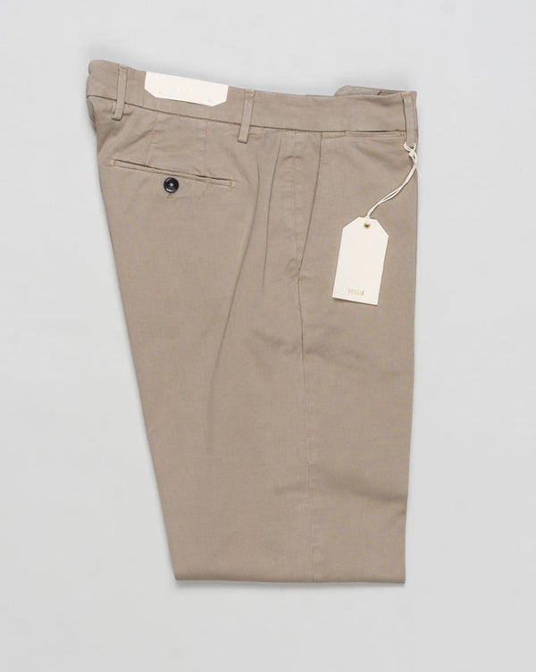 Article: 400008
Color: Kaki / 00043
Composition: 97% Cotton 3% Elastan
Model: Soho
Flat front
Slanted side pockets
Beltloops
Beautiful color and broken in look and feel achieved by&nbsp;Garment dying&nbsp;process
Regular fit
1/2 hem 19.5 cm (Size 50)
Made in Naples, Italy Briglia Garment Dyed Soho Trousers / Kaki