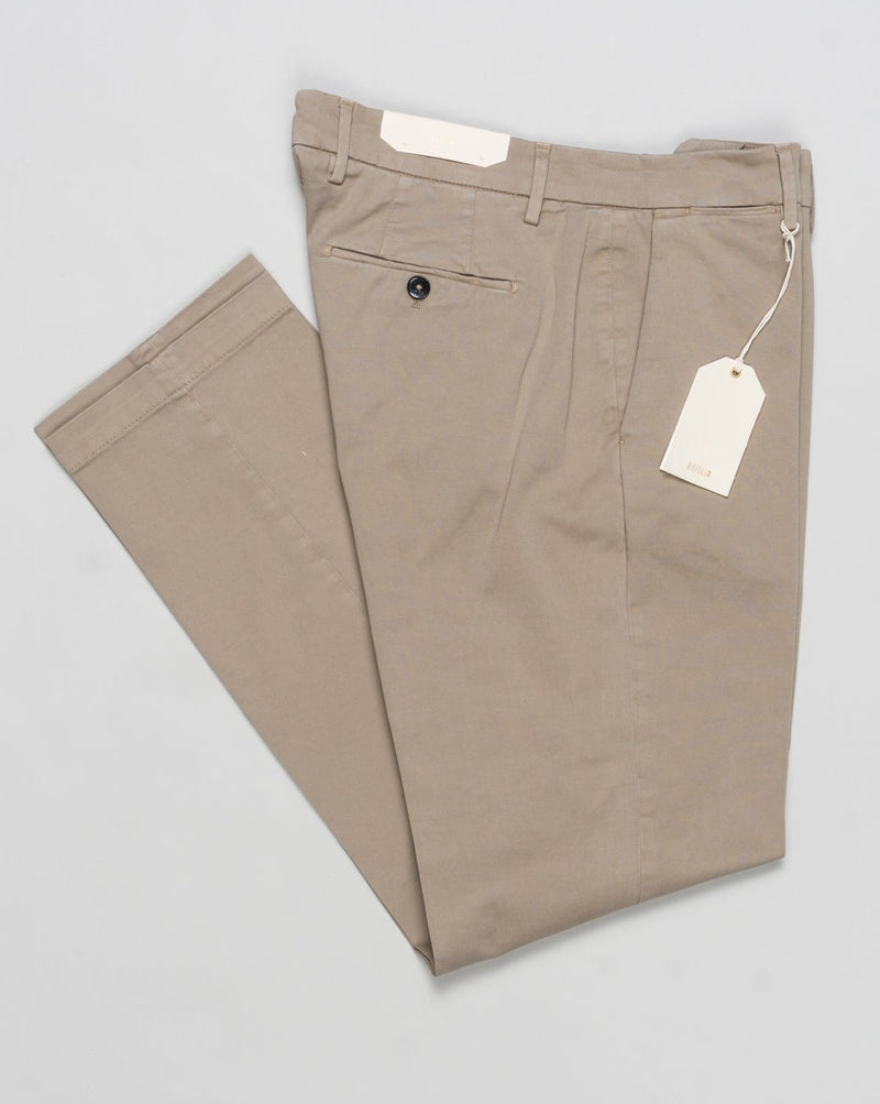 Article: 400008
Color: Kaki / 00043
Composition: 97% Cotton 3% Elastan
Model: Soho
Flat front
Slanted side pockets
Beltloops
Beautiful color and broken in look and feel achieved by&nbsp;Garment dying&nbsp;process
Regular fit
1/2 hem 19.5 cm (Size 50)
Made in Naples, Italy Briglia Garment Dyed Soho Trousers / Kaki