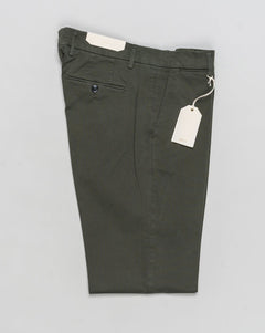 Article: 400008
Color: Militare / 00072
Composition: 97% Cotton 3% Elastan
Model: Soho
Flat front
Slanted side pockets
Beltloops
Beautiful color and broken in look and feel achieved by&nbsp;Garment dying&nbsp;process
Regular fit
1/2 hem 19.5 cm (Size 50)
Made in Naples, Italy Briglia Garment Dyed Soho Trousers / Militare