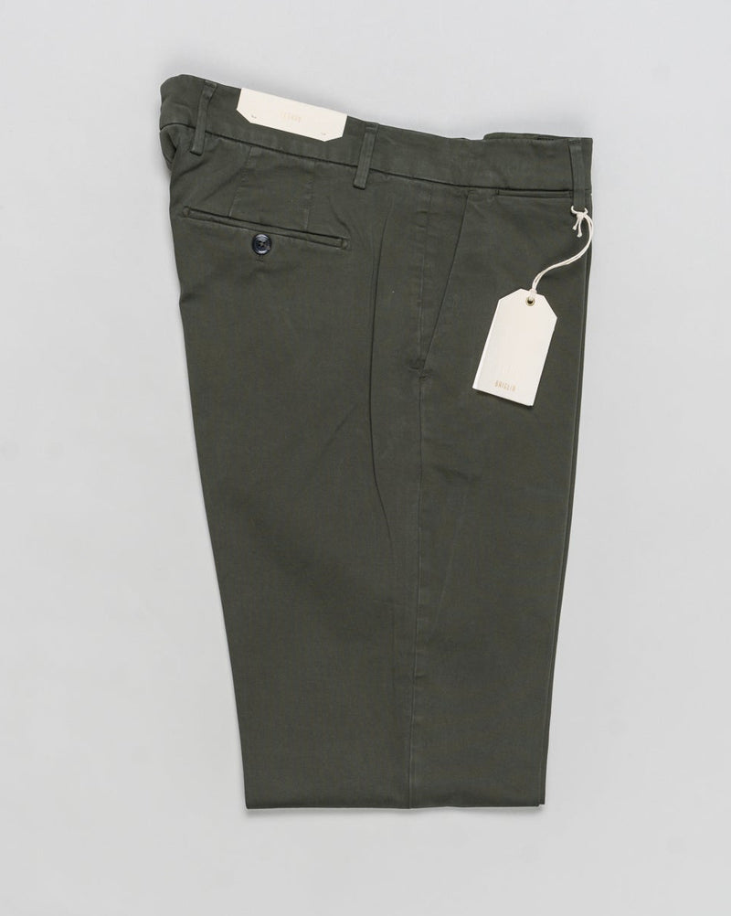 Article: 400008
Color: Militare / 00072
Composition: 97% Cotton 3% Elastan
Model: Soho
Flat front
Slanted side pockets
Beltloops
Beautiful color and broken in look and feel achieved by&nbsp;Garment dying&nbsp;process
Regular fit
1/2 hem 19.5 cm (Size 50)
Made in Naples, Italy Briglia Garment Dyed Soho Trousers / Militare