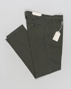 Article: 400008
Color: Militare / 00072
Composition: 97% Cotton 3% Elastan
Model: Soho
Flat front
Slanted side pockets
Beltloops
Beautiful color and broken in look and feel achieved by&nbsp;Garment dying&nbsp;process
Regular fit
1/2 hem 19.5 cm (Size 50)
Made in Naples, Italy Briglia Garment Dyed Soho Trousers / Militare