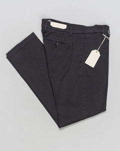 Article: 400008
Color: Grigio / 00090
Composition: 97% Cotton 3% Elastan
Model: Soho
Flat front
Slanted side pockets
Beltloops
Beautiful color and broken in look and feel achieved by&nbsp;Garment dying&nbsp;process
Regular fit
1/2 hem 19.5 cm (Size 50)
Made in Naples, Italy Briglia Garment Dyed Soho Trousers / Grigio