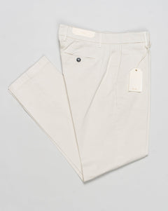 Article: 400008
Color: Lino / 00103
Composition: 97% Cotton 3% Elastan
Model: Soho
Flat front
Slanted side pockets
Beltloops
Beautiful color and broken in look and feel achieved by&nbsp;Garment dying&nbsp;process
Regular fit
1/2 hem 19.5 cm (Size 50)
Made in Naples, Italy Briglia Garment Dyed Soho Trousers / Lino