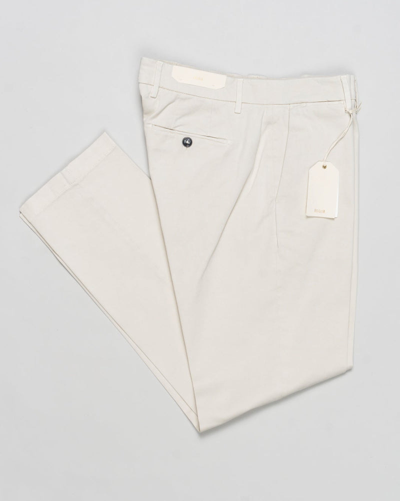 Article: 400008
Color: Lino / 00103
Composition: 97% Cotton 3% Elastan
Model: Soho
Flat front
Slanted side pockets
Beltloops
Beautiful color and broken in look and feel achieved by&nbsp;Garment dying&nbsp;process
Regular fit
1/2 hem 19.5 cm (Size 50)
Made in Naples, Italy Briglia Garment Dyed Soho Trousers / Lino